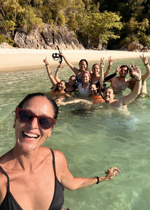 MALASIA en grupo selfie playa
